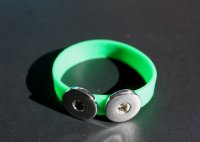 Detský silikónový náramok pre 2 buttony- zelený
