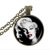 Bronzový náhrdelník Marylin Monroe